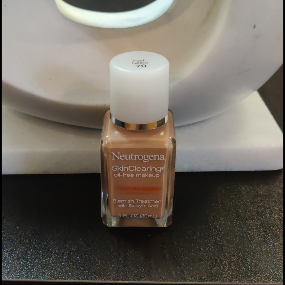 Neutrogena skin clearing oil-free makeup